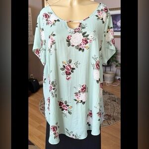 Torrid light green floral short sleeve Vneck cutout blouse-size 1X
